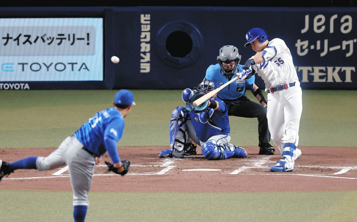 １回裏２死、細川が右越え先制ソロを放つ。投手東