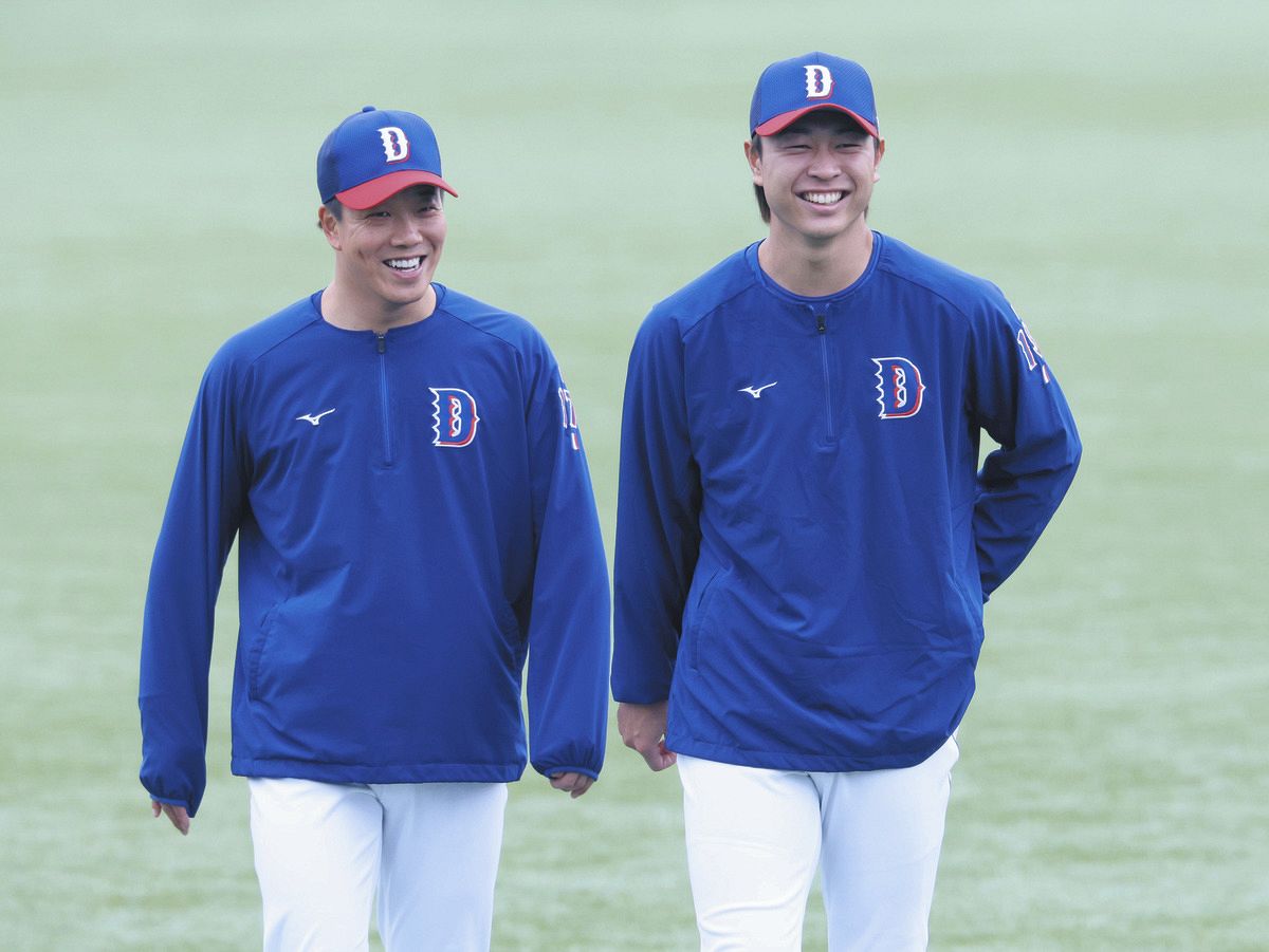 試合前に談笑する高橋宏（右）と柳