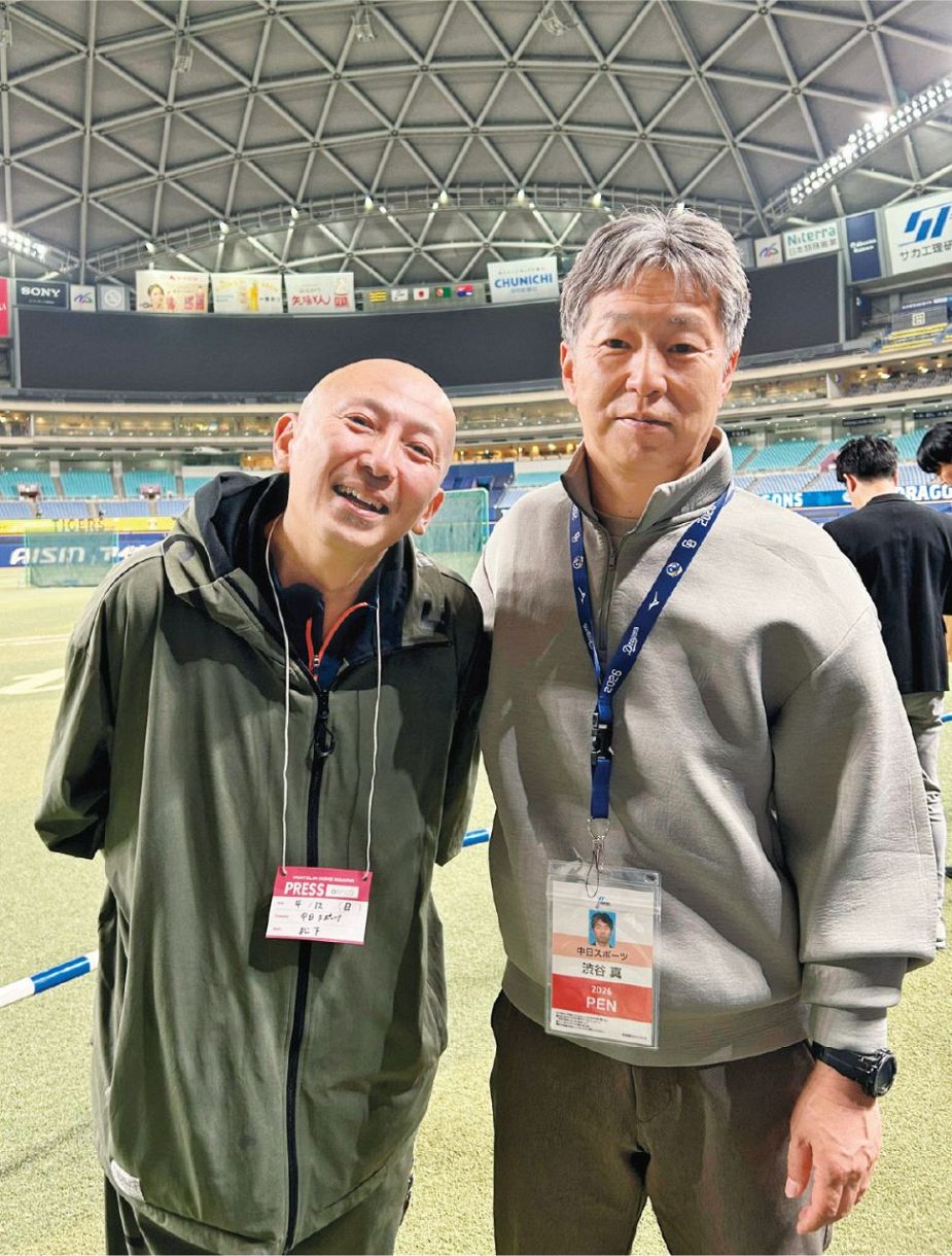 松下雄一郎さん（左）と再会した筆者＝４月12日、バンテリンドームナゴヤで