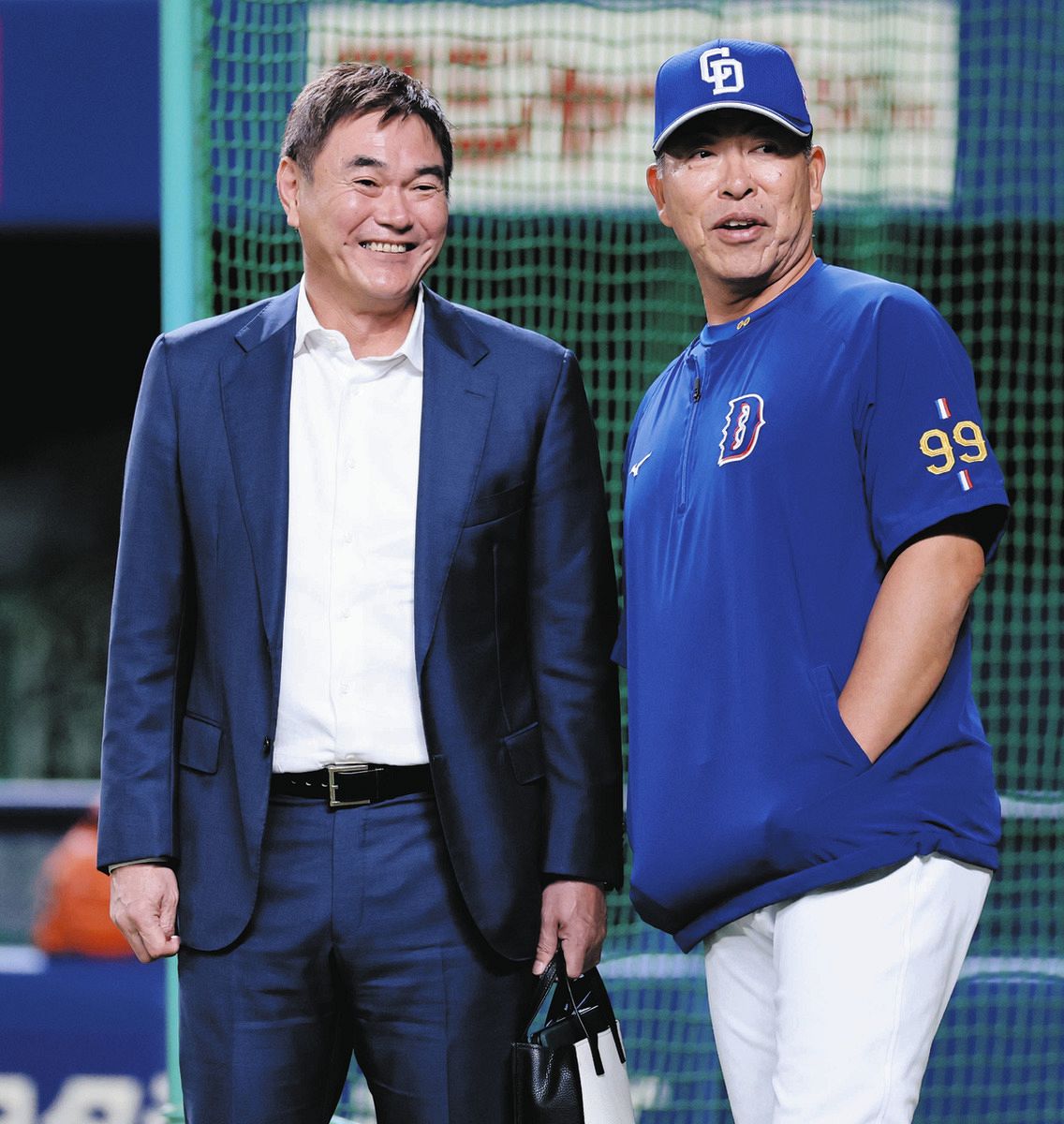 岩瀬仁紀さんと談笑する井上監督（右）