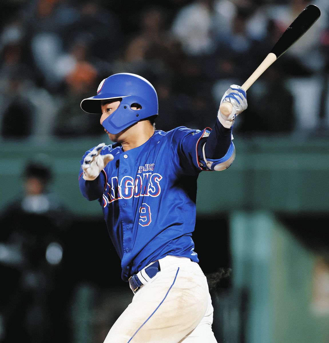 4回表2死満塁、石伊が左前へ先制打を放つ