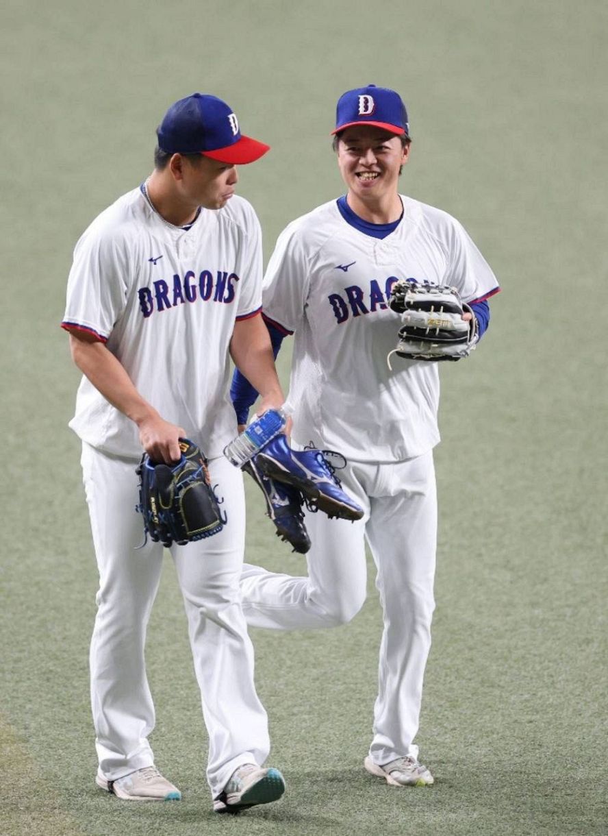 １軍に合流し、牧野（左）と話す中日・桜井