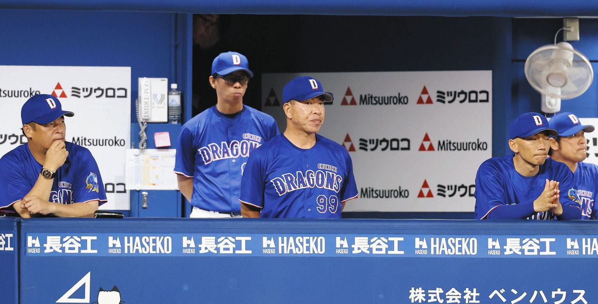 ９回表、厳しい表情で試合を見つめる井上監督（中央）