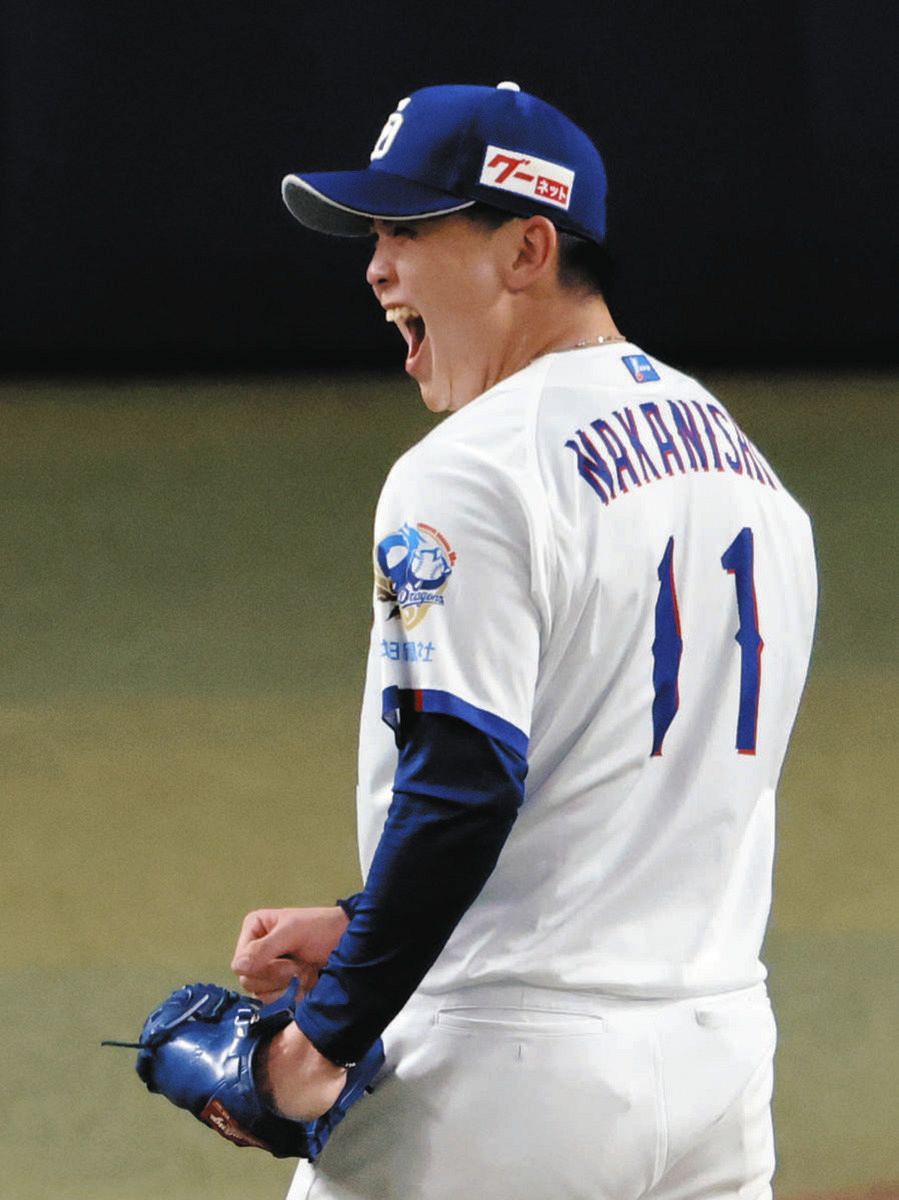 ７回表２死、佐藤を空振り三振に仕留め、雄たけびを上げる中西