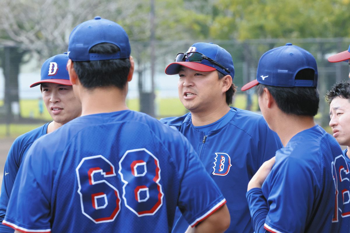 10日の独立リーグ選抜戦前、投手陣を集めて話をする田島2軍投手コーチ（中央）