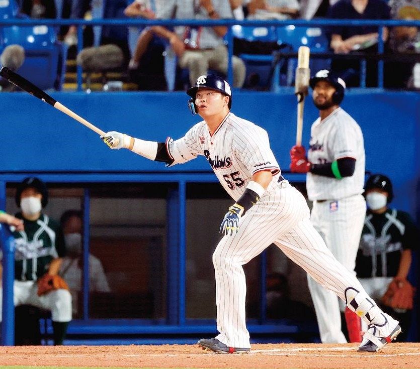 中日戦の3回裏1死一塁、プロ野球新記録の5打席連続となる左中間2ランを放つヤクルト・村上=2022年8月2日、神宮球場で