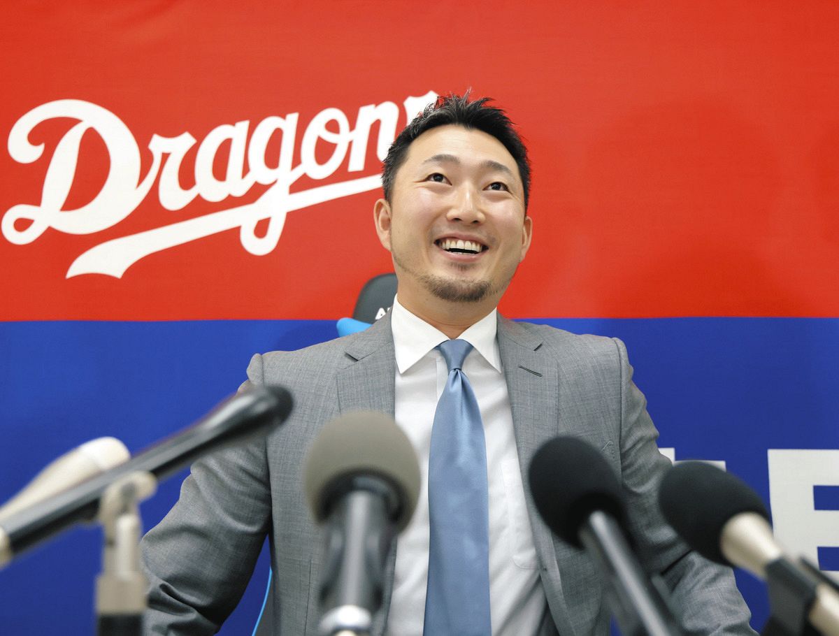 契約更改し、記者会見で笑顔を見せる藤嶋