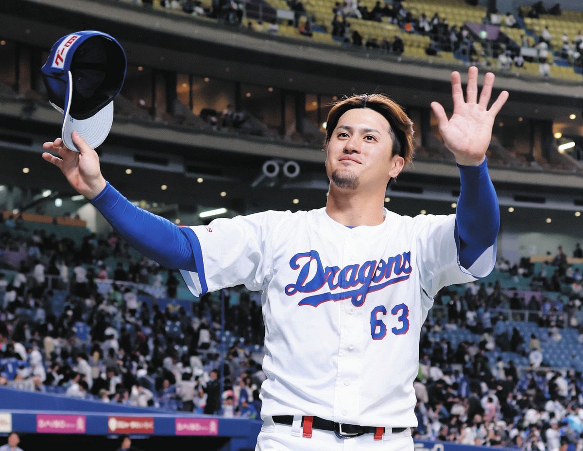 ヤクルトに勝利し、ファンに手を振る板山