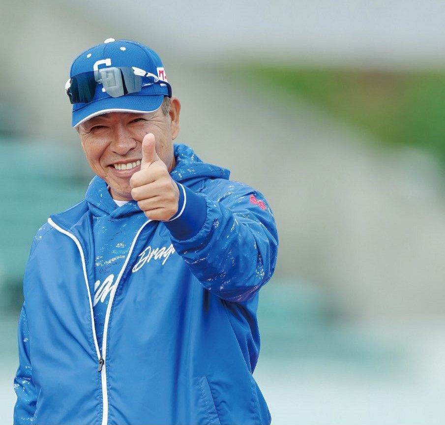 ４００㍍を走り終えた投手陣をたたえる井上監督＝2025年１１月１２日、高知県立春野総合運動公園で