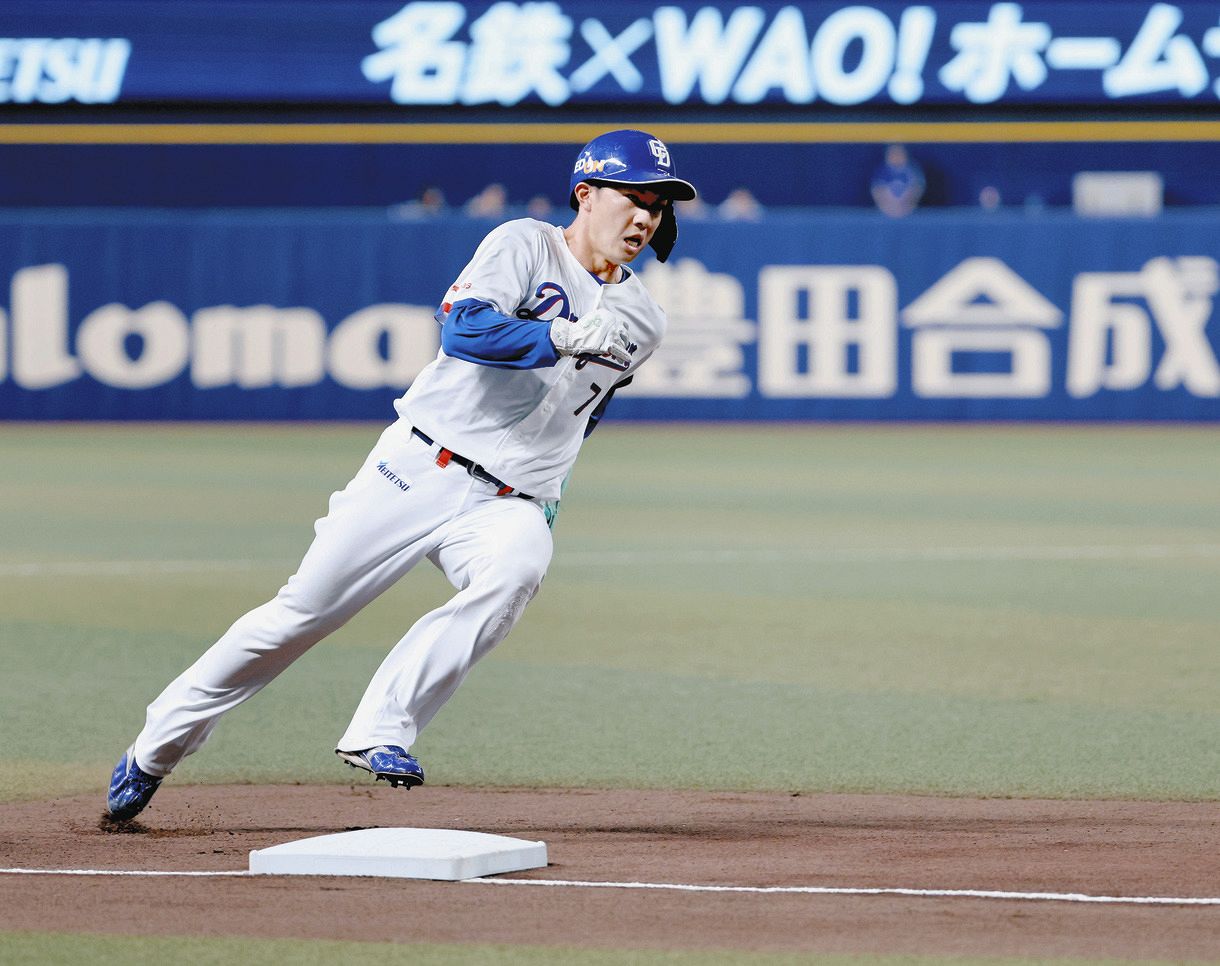 １回裏無死一塁、三塁内野安打と悪送球の間に、一気に本塁を突く一走福永（今泉慶太撮影）
