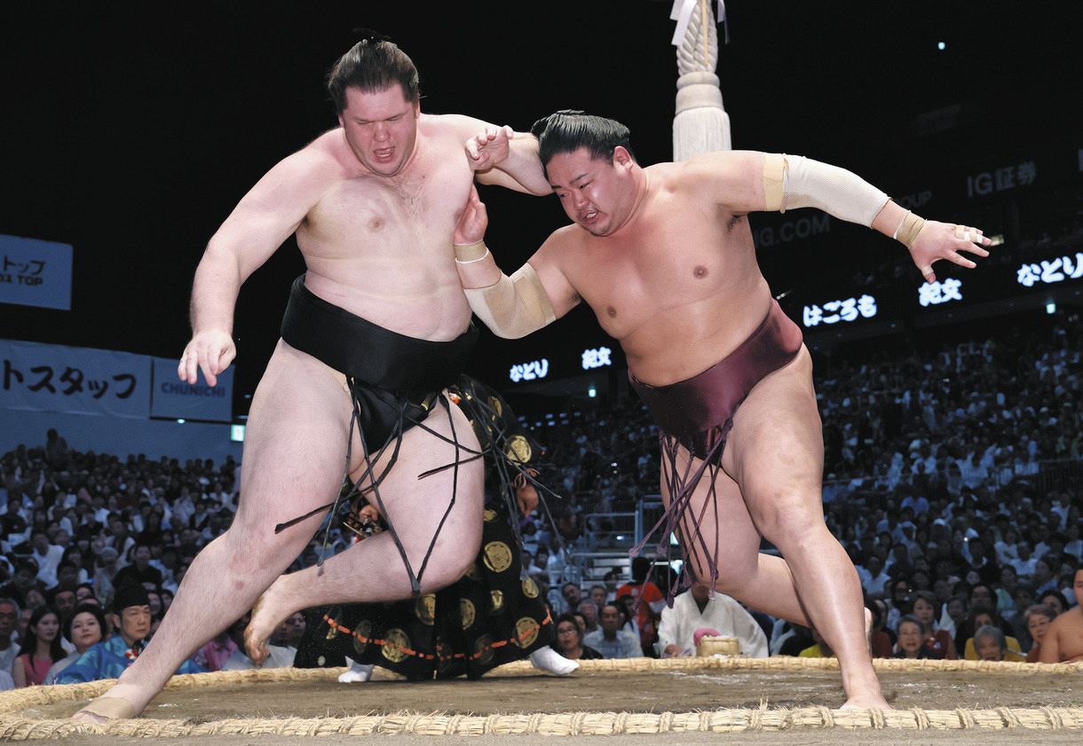 錦富士（右）が送り出しで獅司を下す