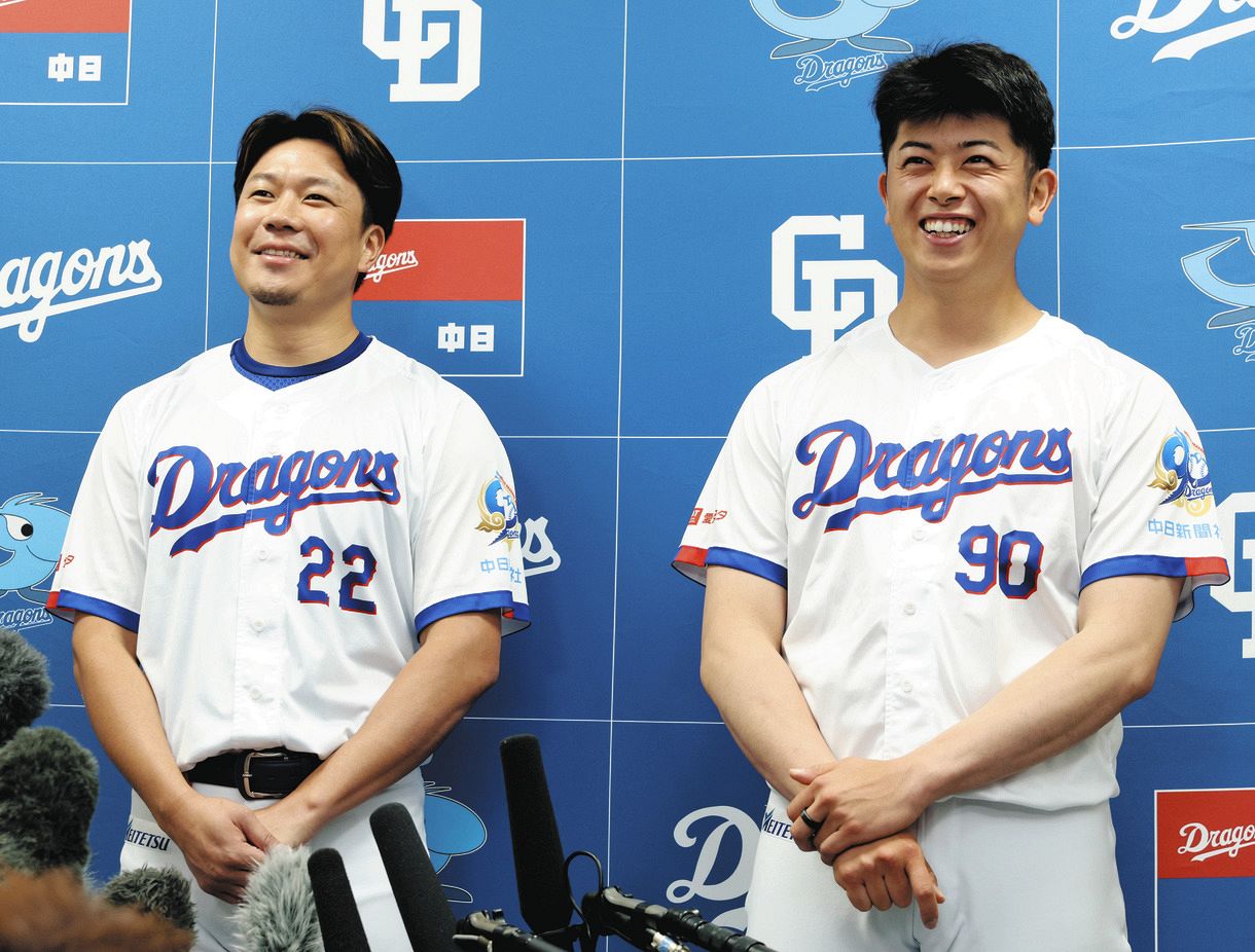 監督選抜・選出選手としてオールスター出場が決まり、記者の質問に答える大野（左）と松山