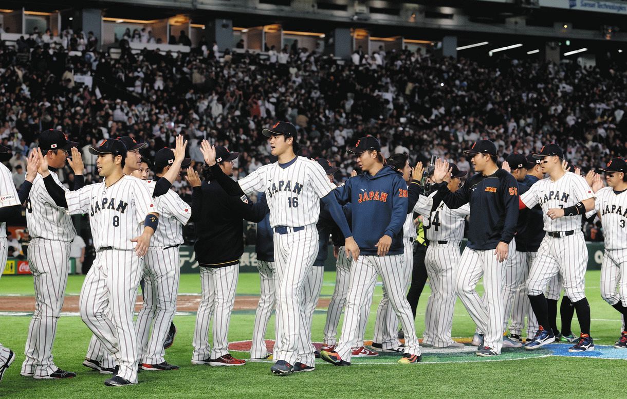 日本代表－オーストラリア　オーストラリアに勝利し、タッチを交わす大谷（中央）、高橋宏（同右）ら日本の選手たち＝東京ドームで（黒田淳一撮影）