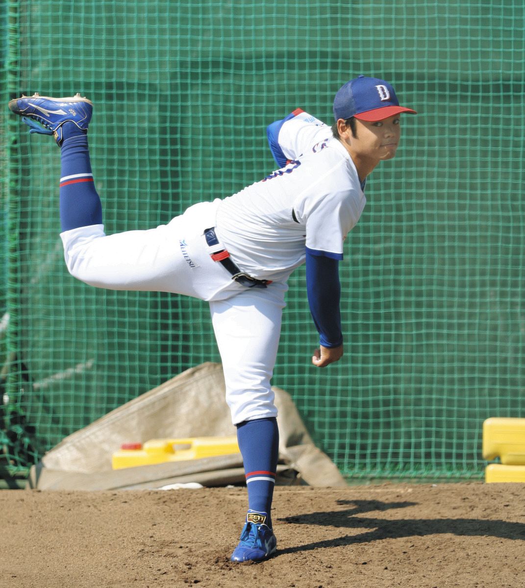 ブルペンで投球練習する根尾