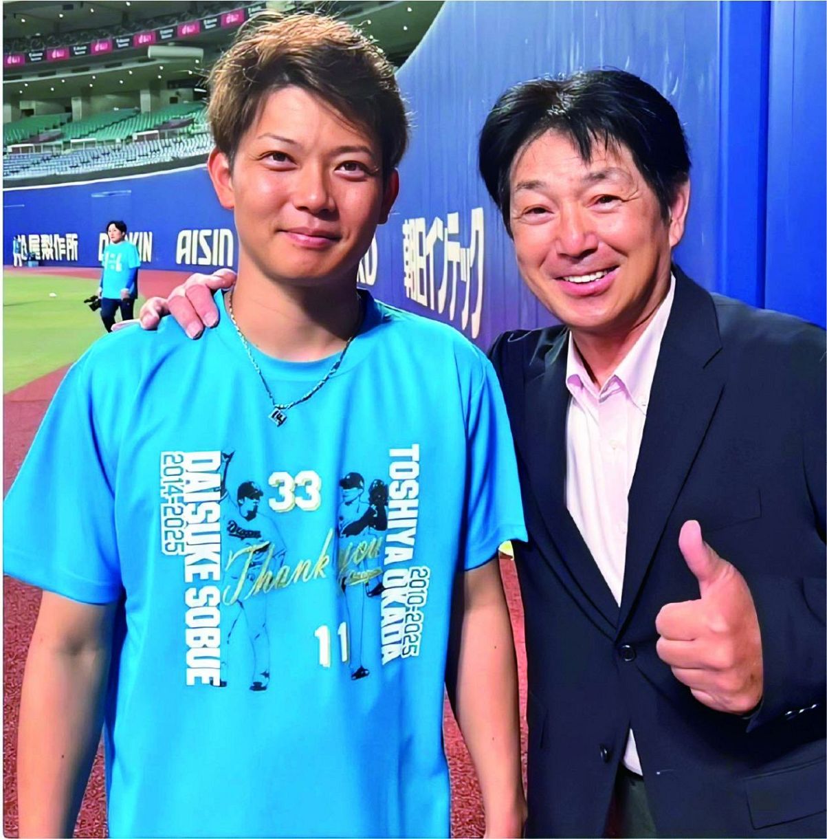 取材に応じる岡田㊧と筆者（筆者提供）