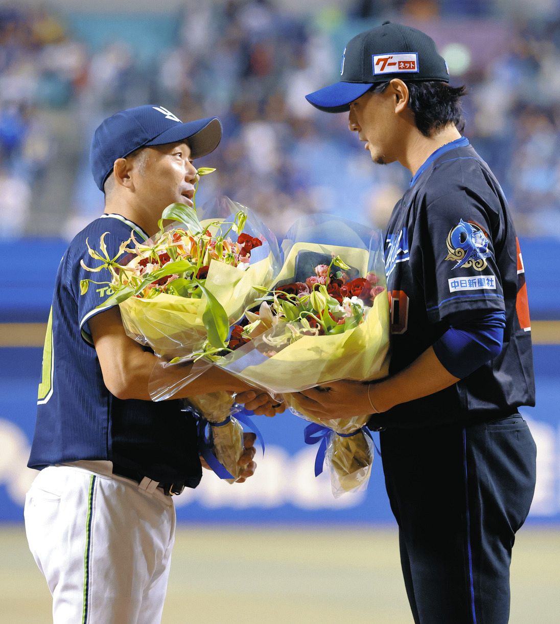 中日―ヤクルト　試合後、ヤクルト・石川（左）に花束を渡す涌井