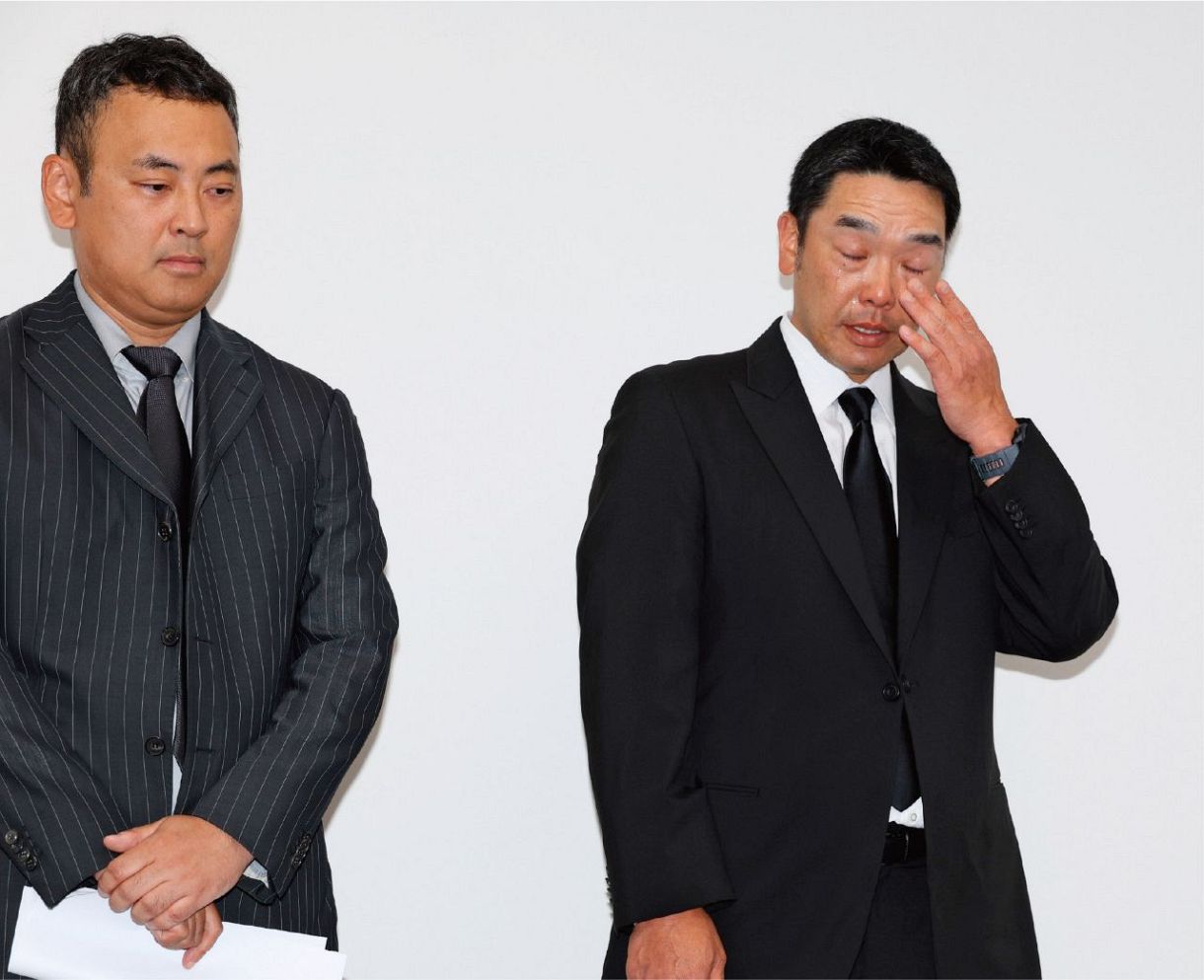 会見で代理人㊧が読み上げた長女からの手紙に、涙を流す巨人・阿部慎之助前監督=5月26日、東京都千代田区で