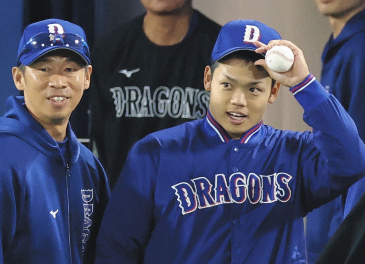 プロ初勝利を挙げ笑顔を見せる根尾