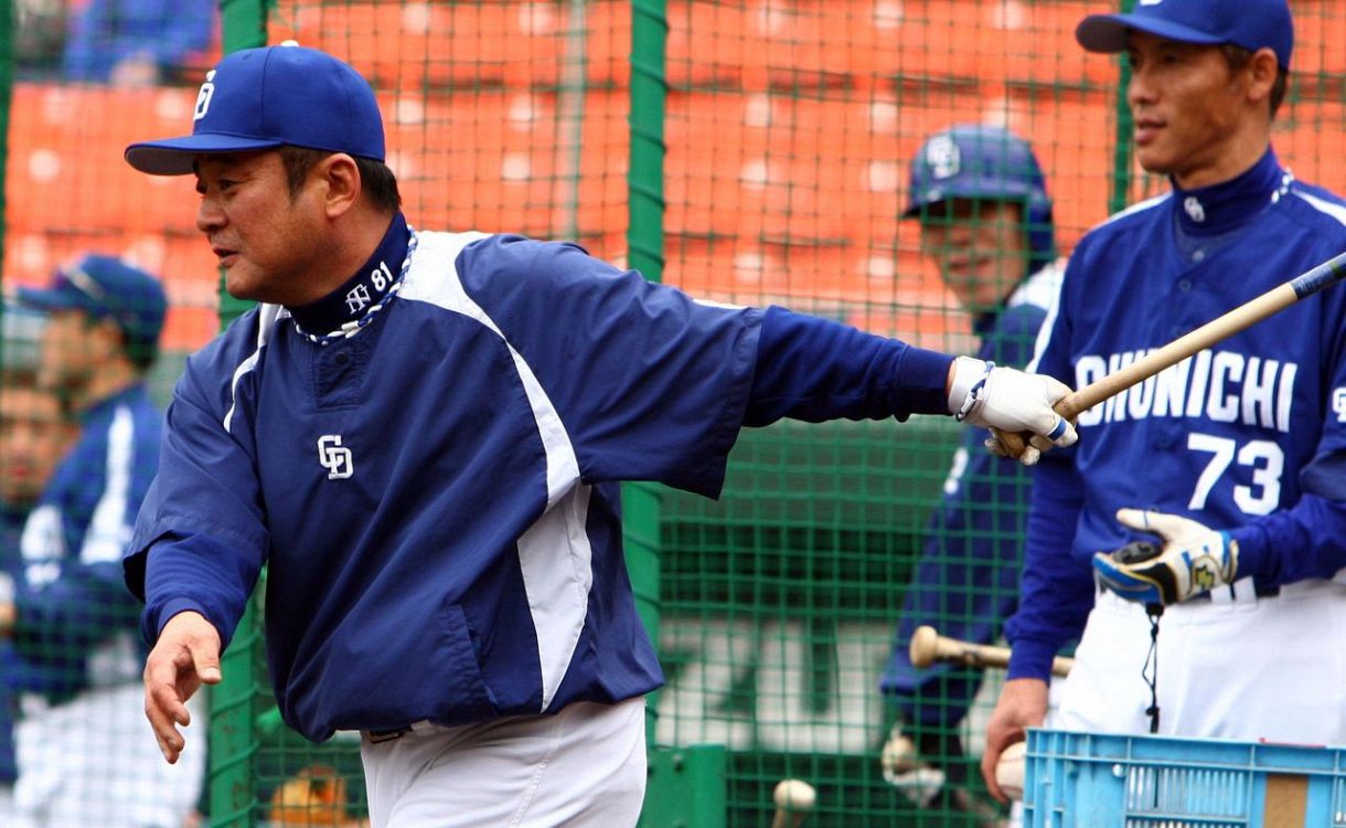 試合前の練習でノックする高代コーチ＝広島市民球場で