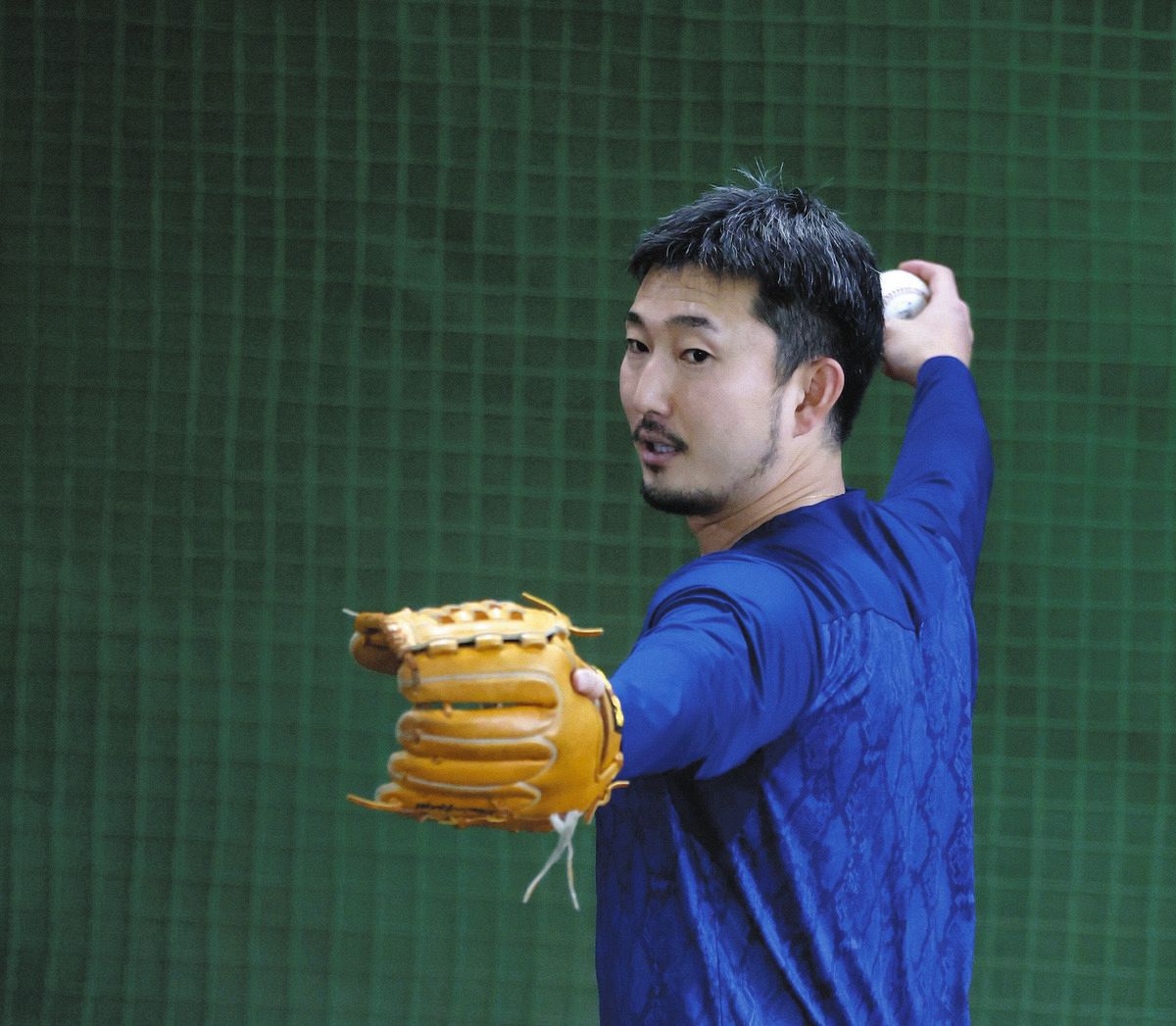 ブルペンで投球前に腕を広げる藤嶋