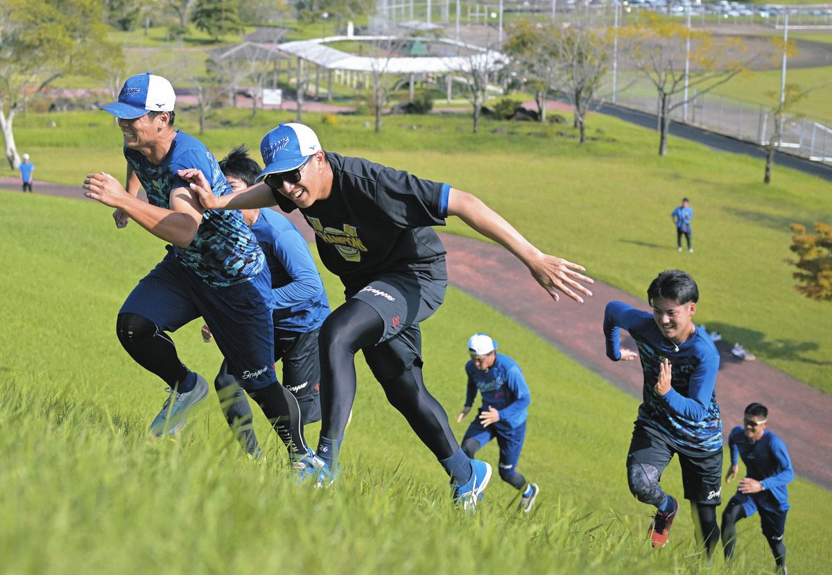 急斜面を駆け上がる仲地ら＝9日撮影