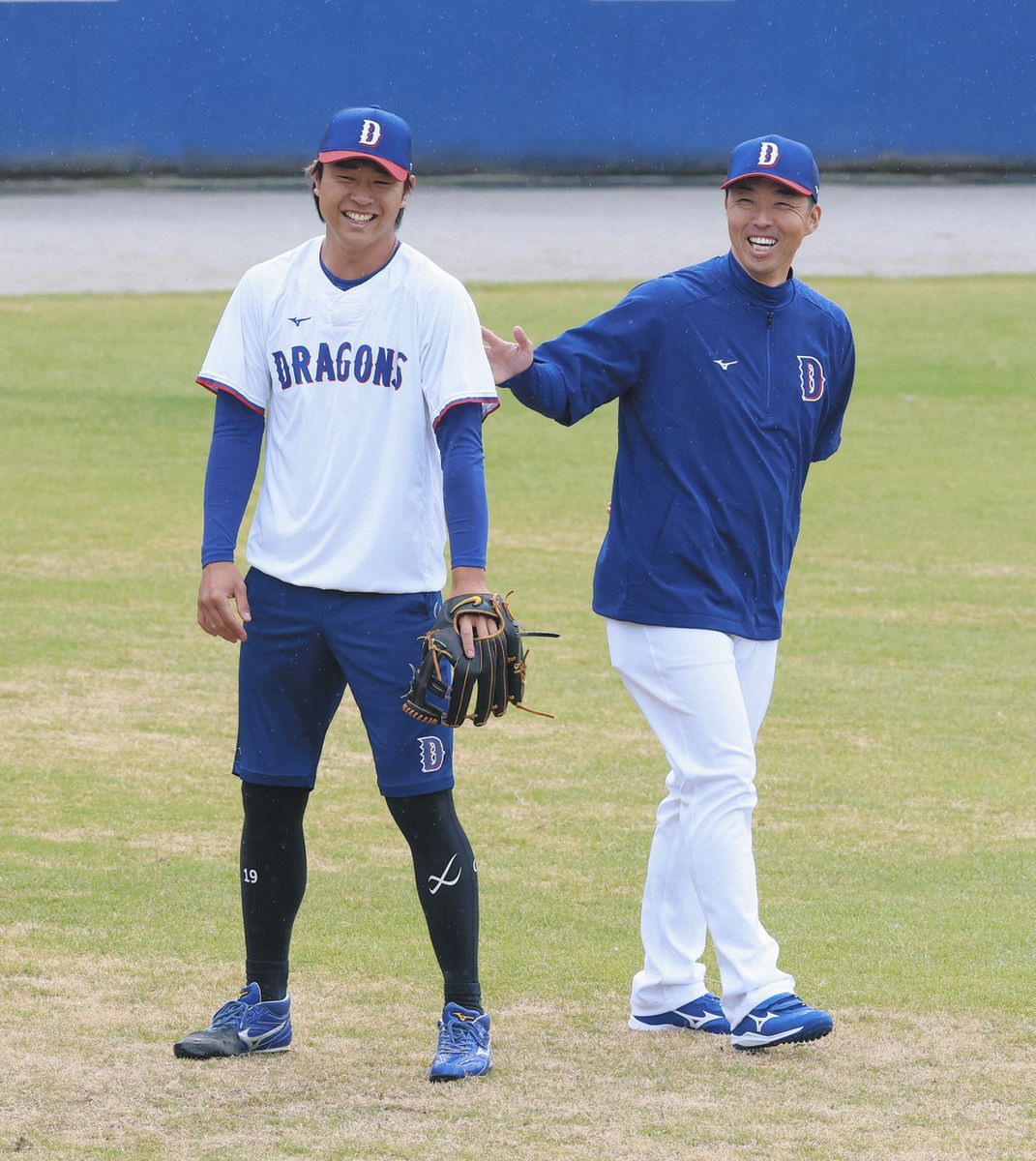 キャッチボールの合間、高橋宏（左）に声を掛ける吉見新コーチ