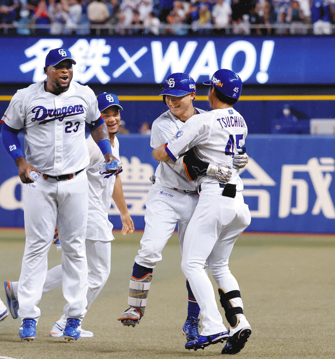 ９回裏、サヨナラ打を放ちナインに祝福される村松（中央）