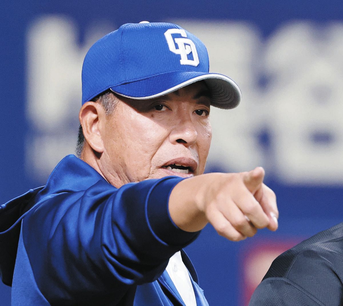 ８回裏終了後、選手交代を告げる井上監督