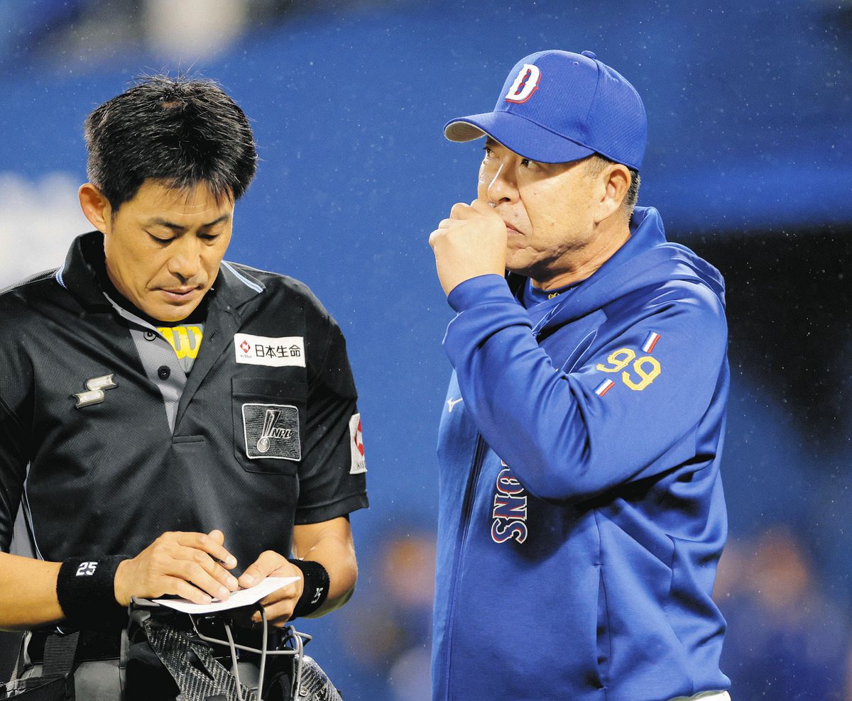 １２回表を終え、選手交代を告げる中日・井上監督