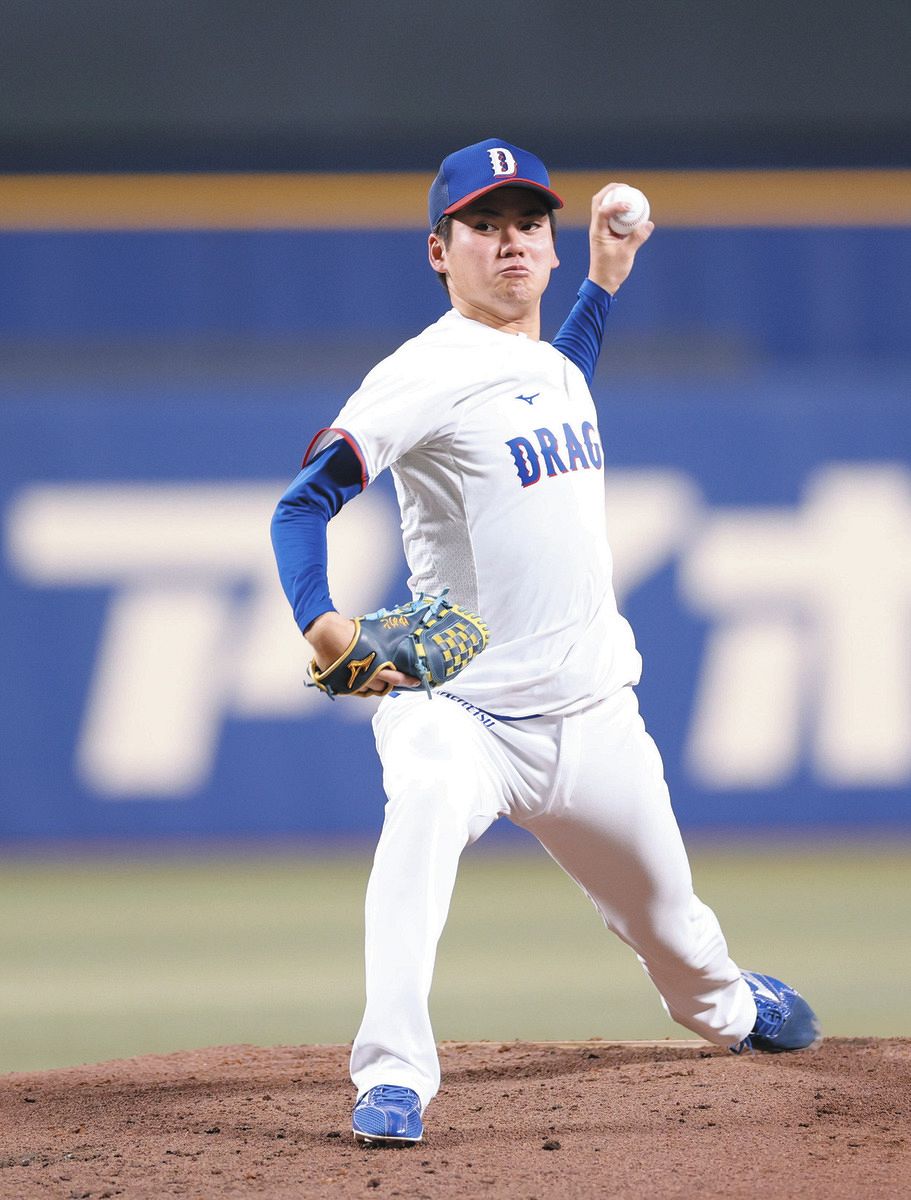 マウンドで投球練習する金丸