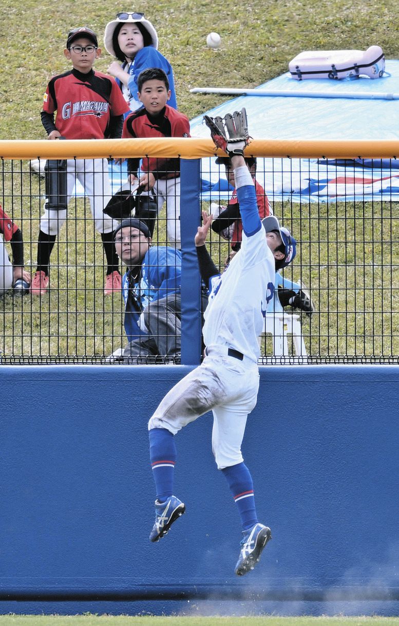 ３回表無一塁、ロッテ・佐藤の打球を好捕する樋口