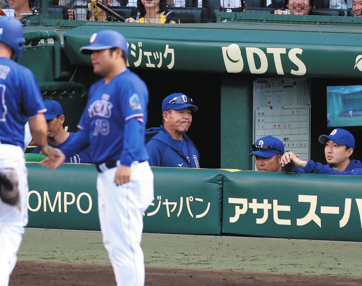 阪神に敗れ、引き揚げる井上監督（中央）