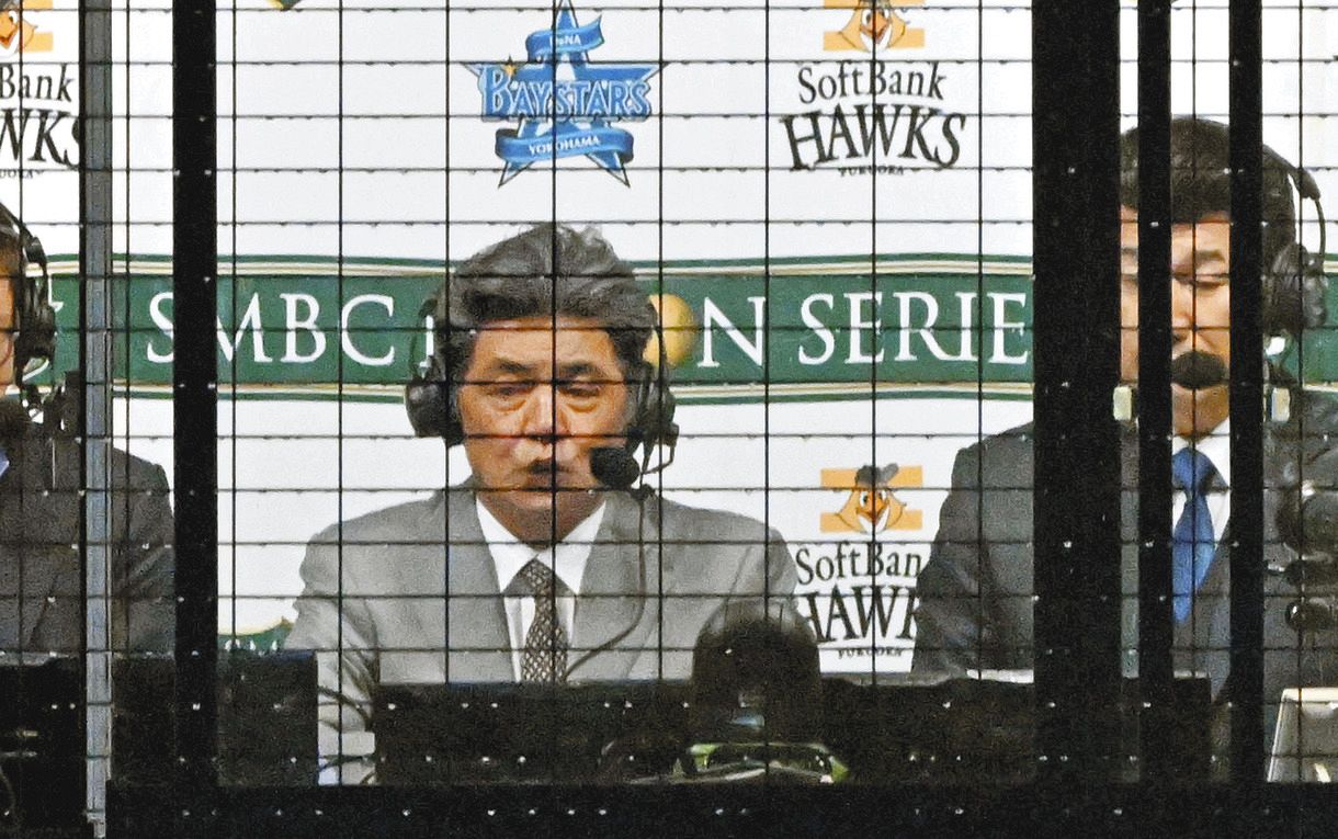 テレビ中継の解説を務める中日・工藤新監督（七森祐也撮影）