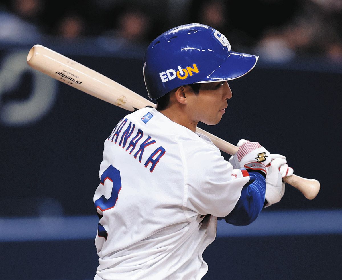 ８回裏１死二塁、田中が遊撃内野安打を放つ