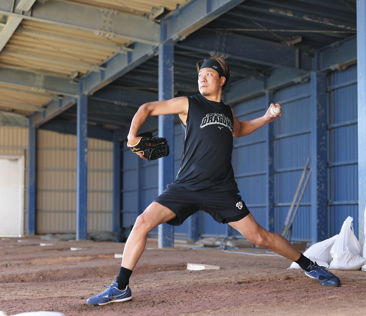 ブルペンで投球練習する大野