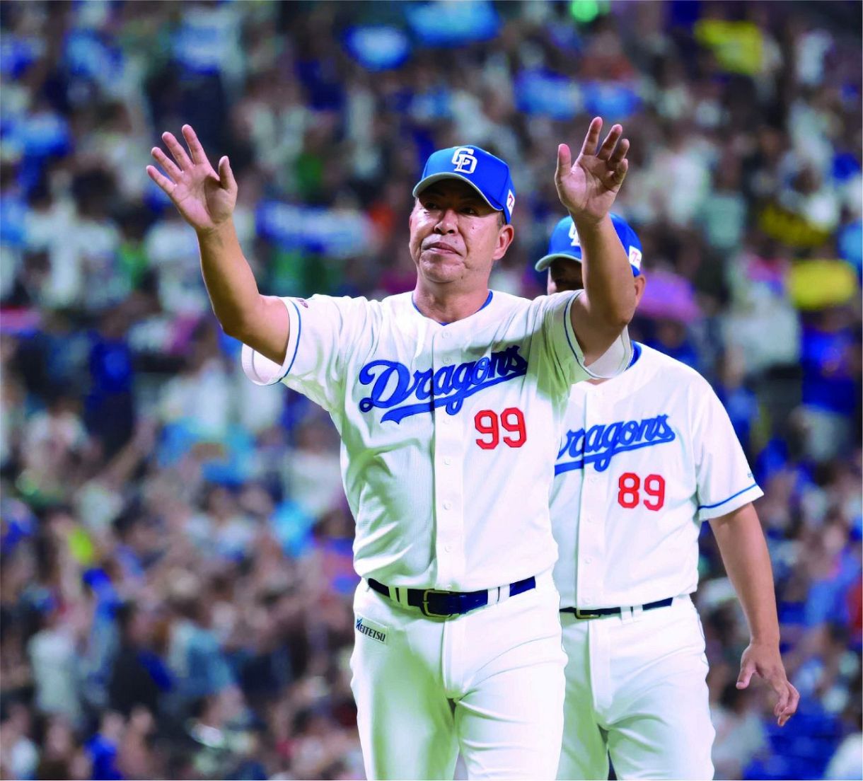 ホーム最終戦を終え、ファンの声援に応える井上監督＝いずれも９月２１日、バンテリンドームナゴヤで