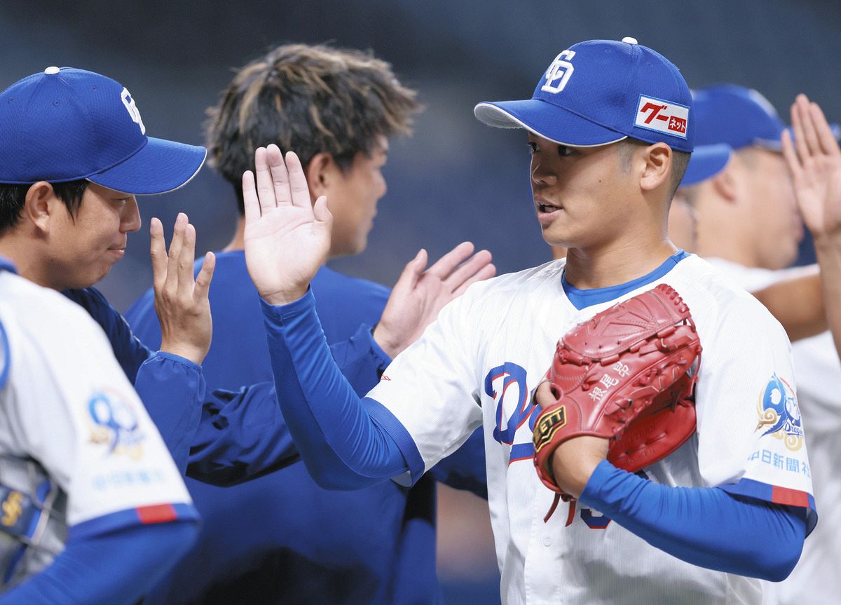 9回表を無得点に抑え、先発した松葉（左）とタッチする根尾