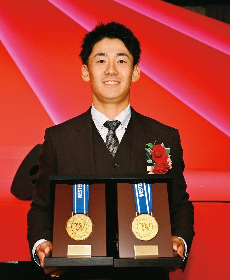 ウエスタンリーグで、首位打者賞と最高出塁率者賞を受賞した中日・尾田＝２０２５年11月26日、東京都内のホテルで