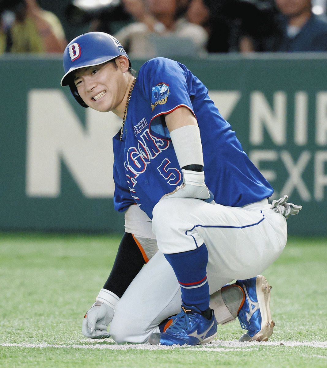 ６回表、死球を受けた村松