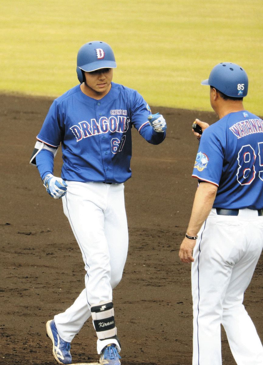 ２回にタイムリーを放って渡辺コーチとグータッチの能戸輝夢外野手