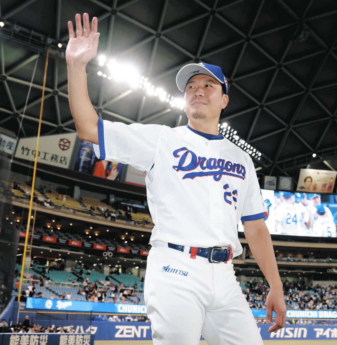 試合後、ファンに手を振る大野