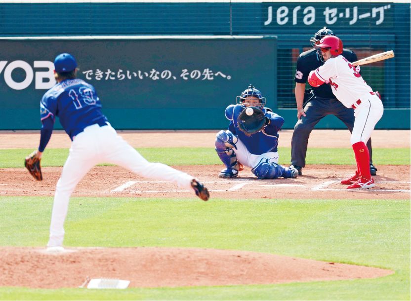 広島―中日　6回裏2死一、二塁、高橋宏が菊池に対し、1ボール2ストライクから外角に投げた直球はボールと判定された＝3月29日、マツダスタジアムで