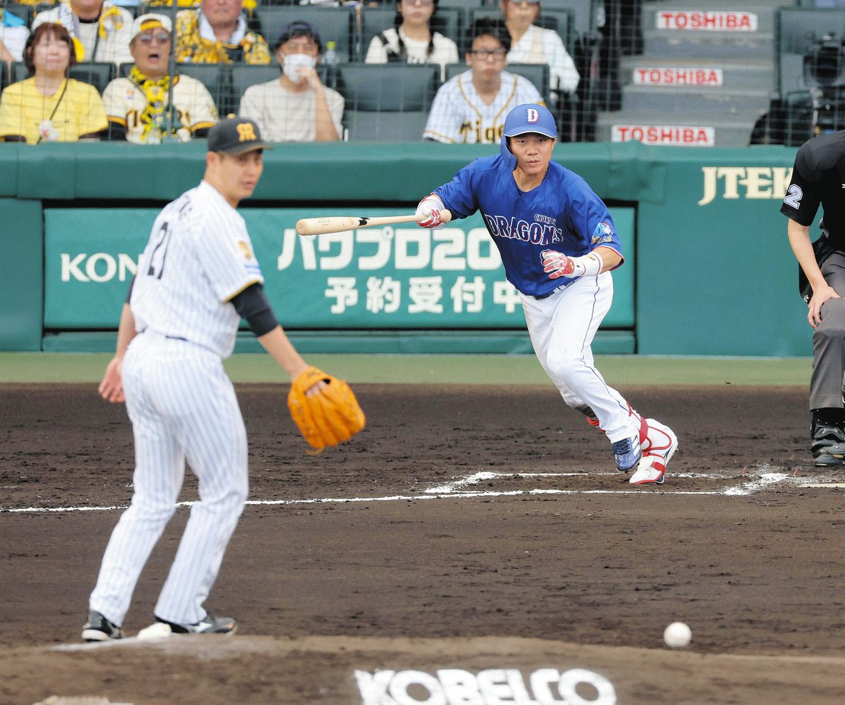 ６回表２死二、三塁、中日・大島が中前適時打を放つ。投手大竹