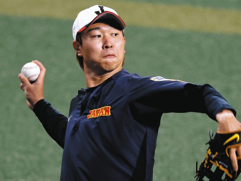 キャッチボールで調整する高橋宏＝バンテリンドームナゴヤで