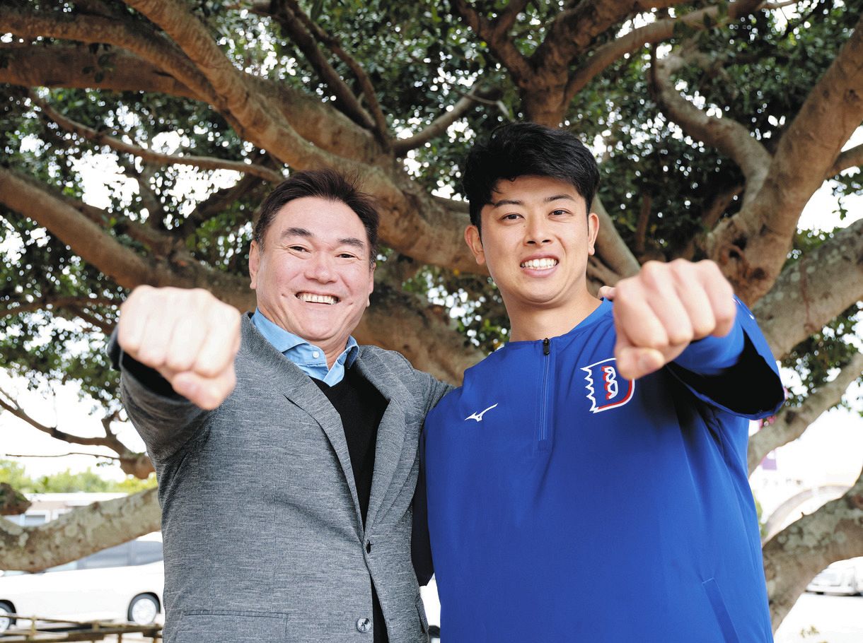 対談でポーズをとる松山（右）と岩瀬仁紀さん