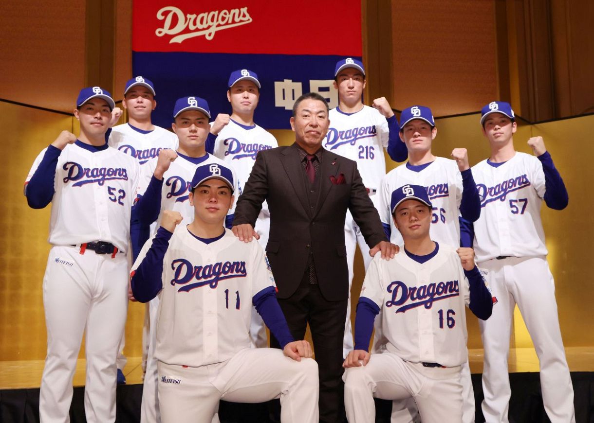 中日の新入団発表記者会見でポーズをとる(前列左から)中西聖輝投手、桜井頼之介投手、(中列左から)篠崎国忠投手、能戸輝夢外野手、井上監督、新保茉良内野手、花田旭外野手、(後列左から)三上愛介外野手、牧野憲伸投手、石川大峨内野手=10日午前、名古屋市内のホテルで
