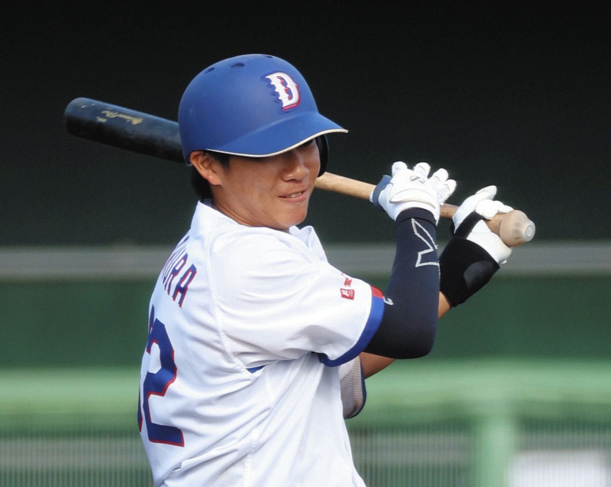 ８回裏２死、中村が右前打を放つ