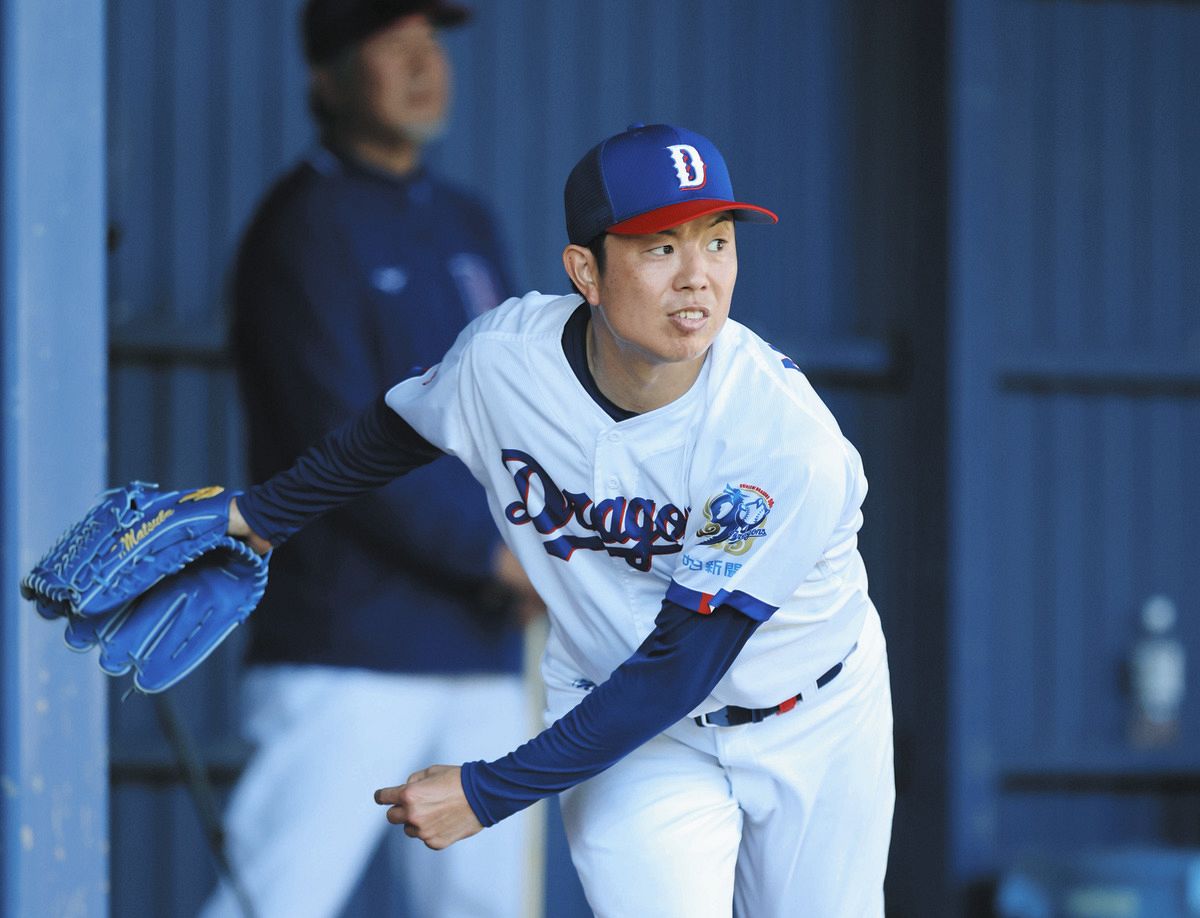 ブルペンで、投球練習する松葉