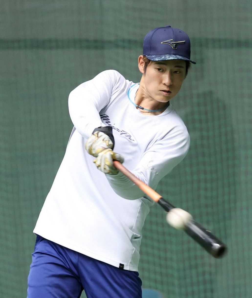 公開自主トレでフリー打撃をする上林＝沖縄・宜野座で 