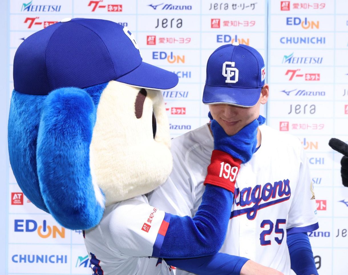 ドアラに顔を触られる石川昂＝バンテリンドームナゴヤで（大橋脩人撮影） 